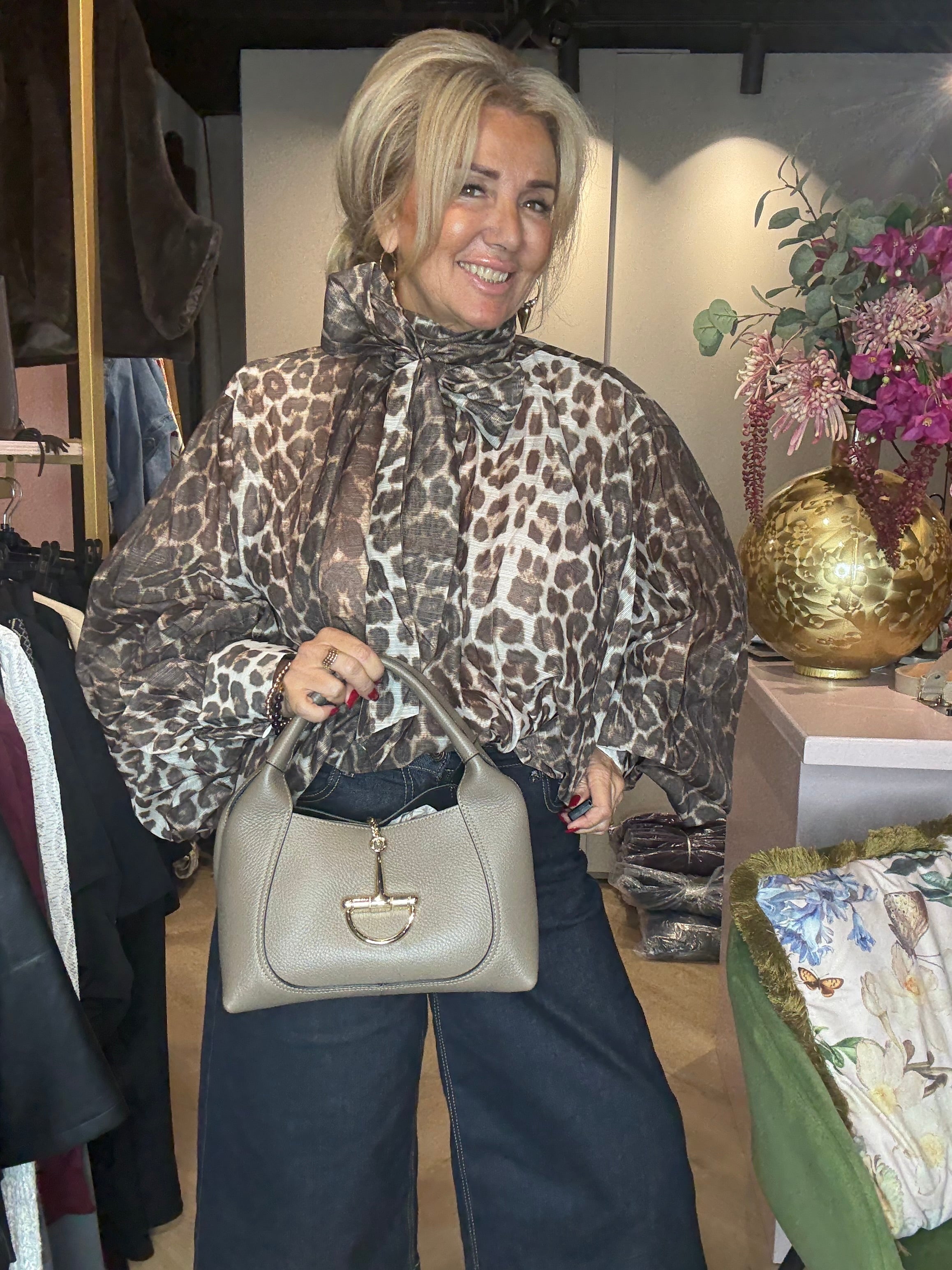 Panter Bloes strik Met Vleermuismauw